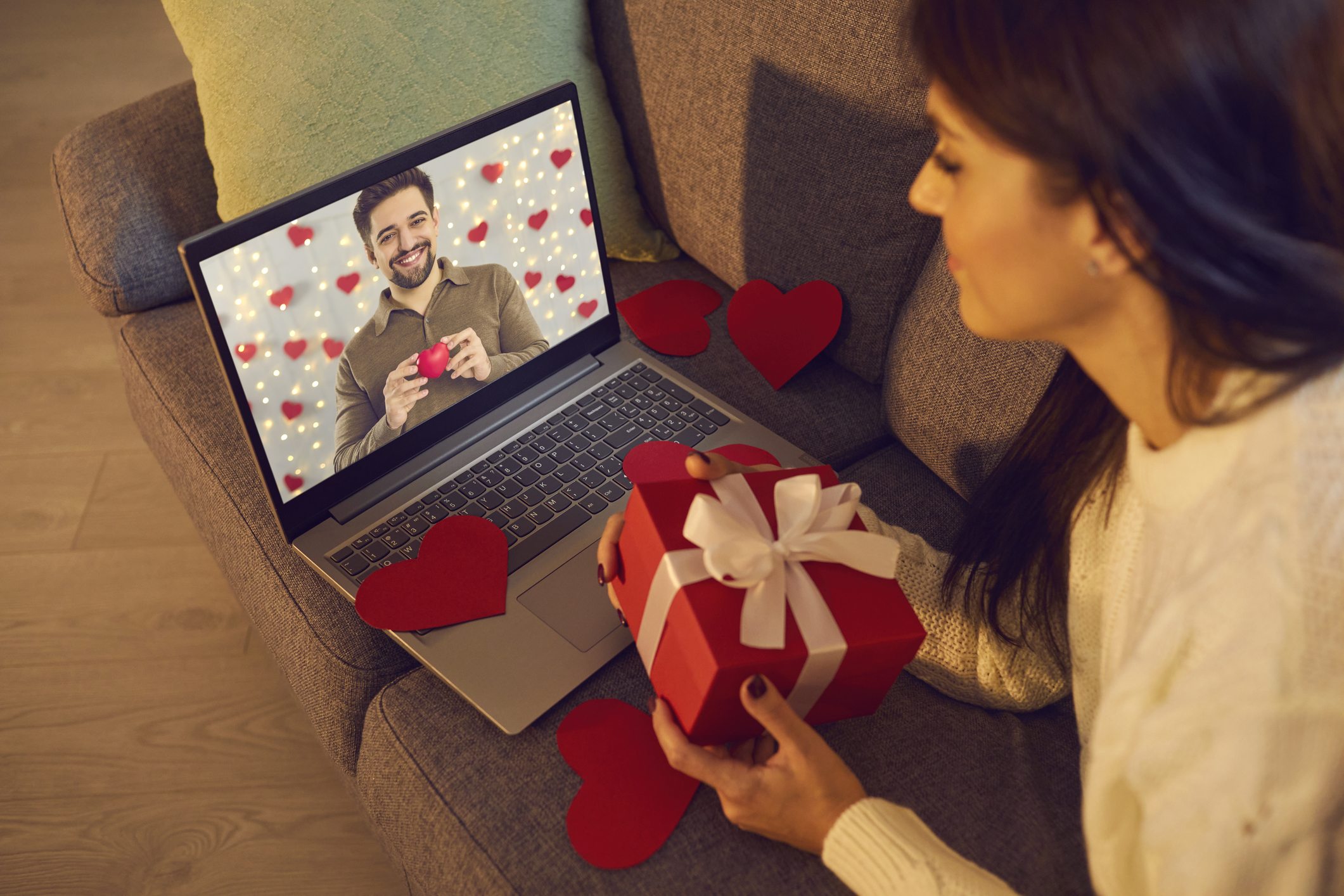 Having Virtual Dates in Long-Distance Relationship