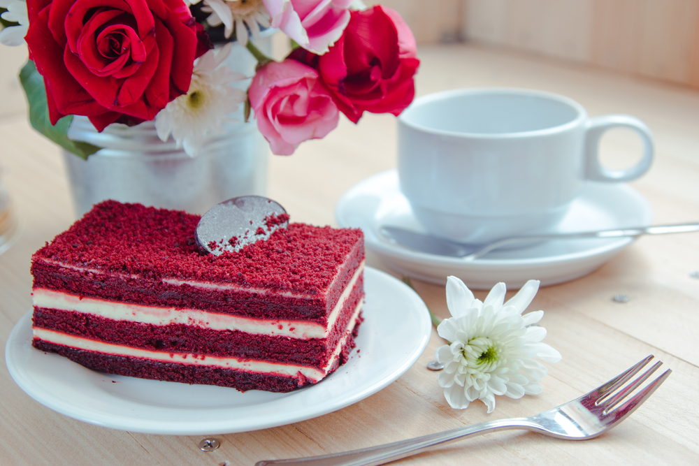 Gift flower and cake for Mother's Day