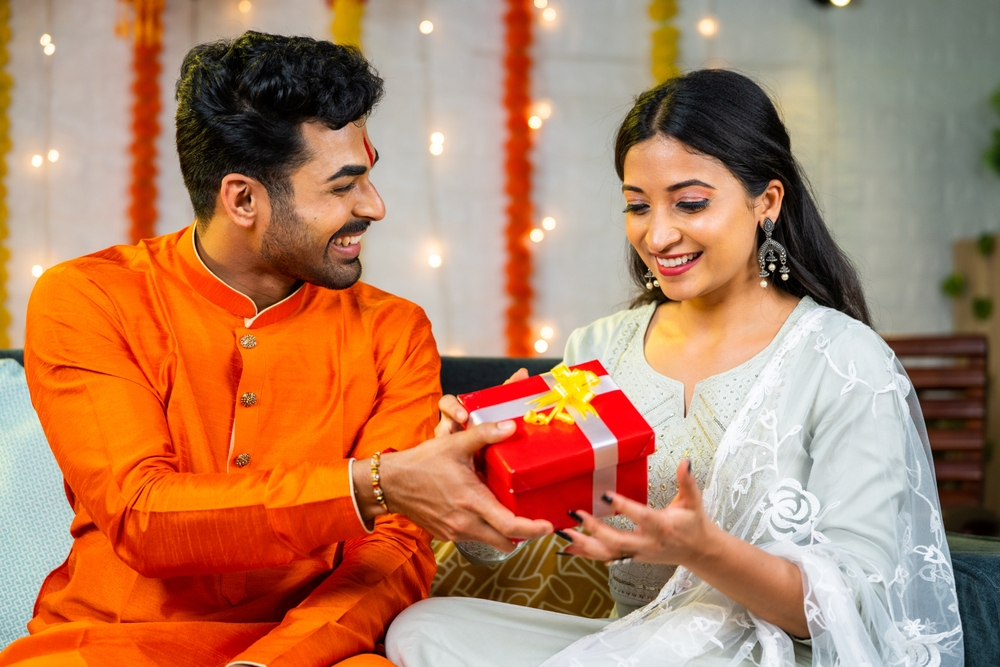 brother giving gift to her sister on Raksha Bandhan